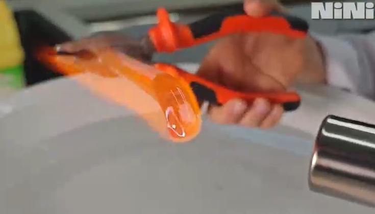 我造出了子弹都打不碎的玻璃！